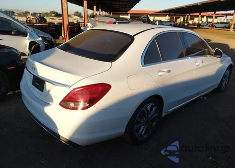 2017 Mercedes-Benz C 300 z USA, uszkodzony, nr VIN 55SWF4JB7HU230775